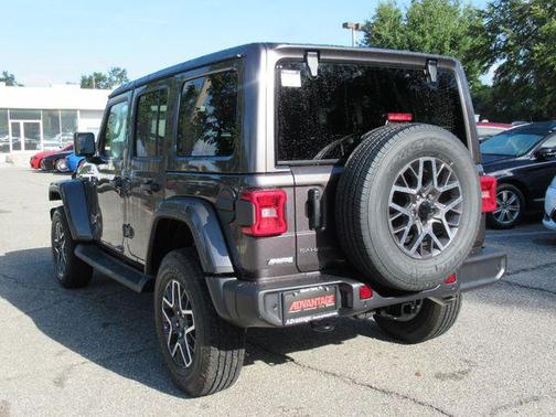 Granite Crystal Metallic Clearcoat 2026 Jeep Wrangler 4-Door Sahara 4x4