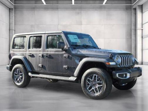 Granite Crystal Metallic Clearcoat 2026 Jeep Wrangler 4-Door Sahara 4x4