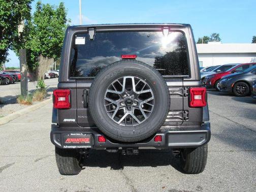 Granite Crystal Metallic Clearcoat 2026 Jeep Wrangler 4-Door Sahara 4x4