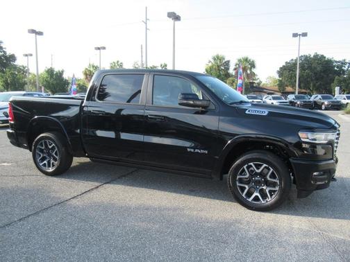 Diamond Black Crystal Pearlcoat 2026 RAM 1500 Laramie