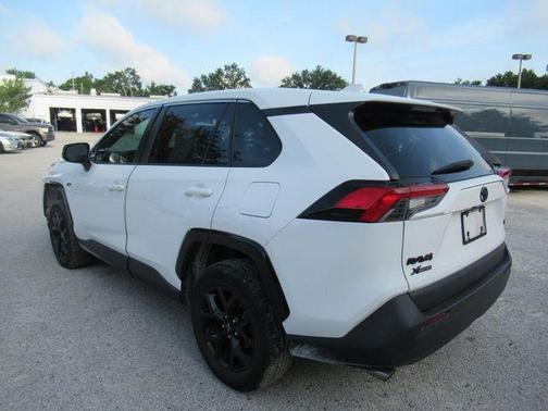 Ice Cap 2024 Toyota RAV4 LE