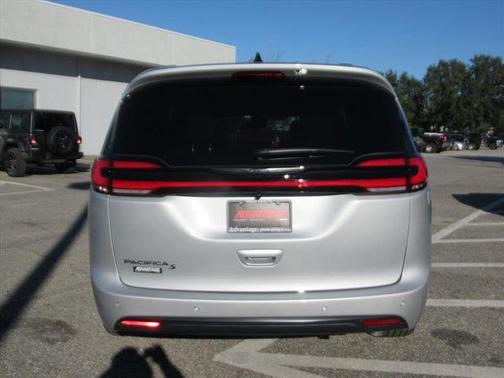 2026 Chrysler Pacifica Select FWD