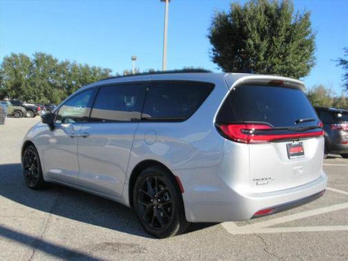 2026 Chrysler Pacifica Select FWD