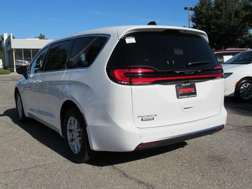 Bright White Clearcoat 2027 Chrysler Pacifica Select FWD