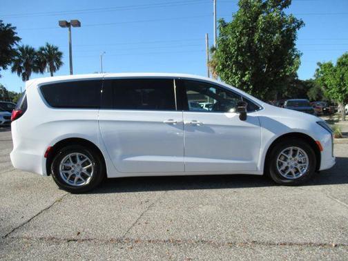 Bright White Clearcoat 2027 Chrysler Pacifica Select FWD