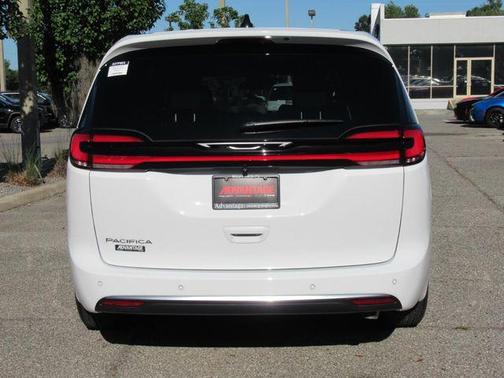 Bright White Clearcoat 2027 Chrysler Pacifica Select FWD