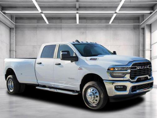 Bright White Clearcoat 2026 RAM 3500 Big Horn Crew Cab 4x4 8' Box