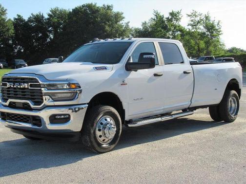 Bright White Clearcoat 2026 RAM 3500 Big Horn Crew Cab 4x4 8' Box