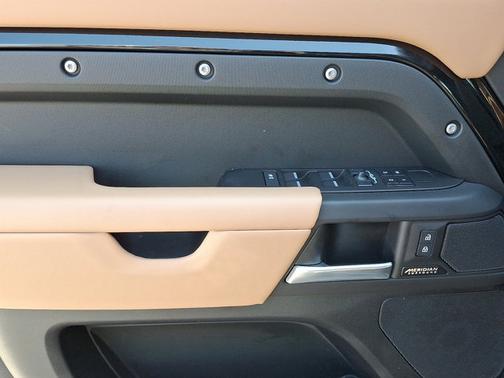 2025 Land Rover Defender X-Dynamic SE