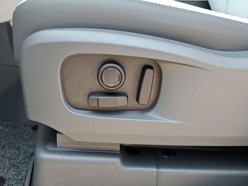 2025 Land Rover Defender S