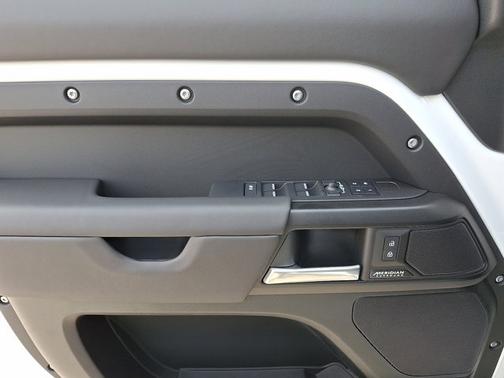 2026 Land Rover Defender V8