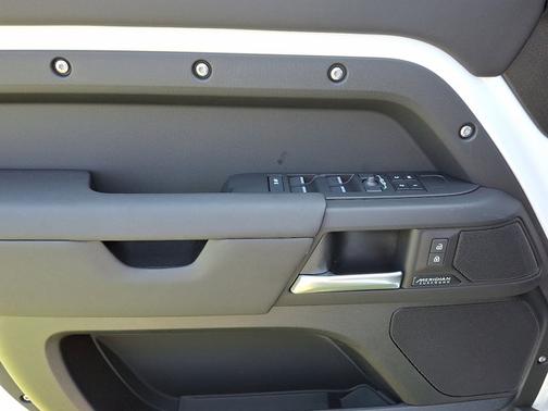 2025 Land Rover Defender X-Dynamic SE