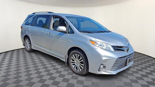 Celestial Silver Metallic 2019 Toyota Sienna XLE