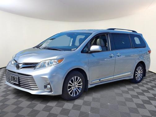 Celestial Silver Metallic 2019 Toyota Sienna XLE