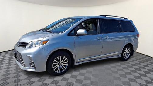 Celestial Silver Metallic 2019 Toyota Sienna XLE