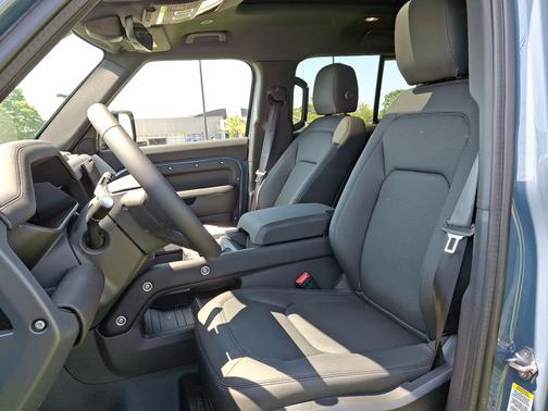 2025 Land Rover Defender X-Dynamic SE