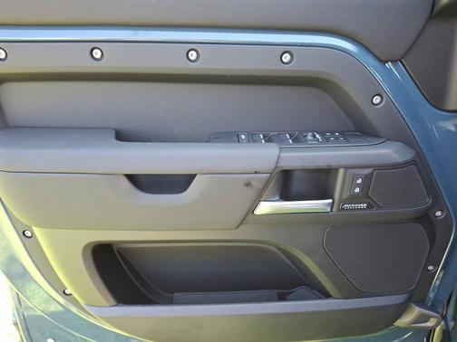 2025 Land Rover Defender X-Dynamic SE