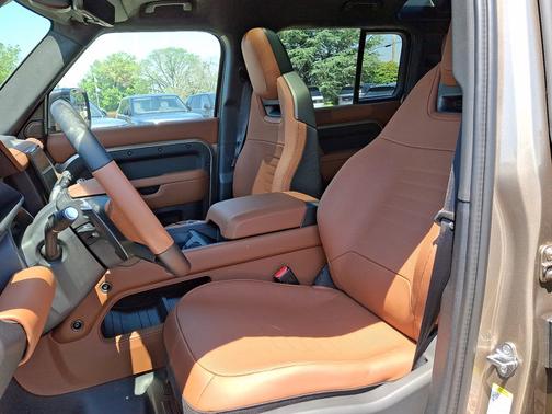 2025 Land Rover Defender OCTA