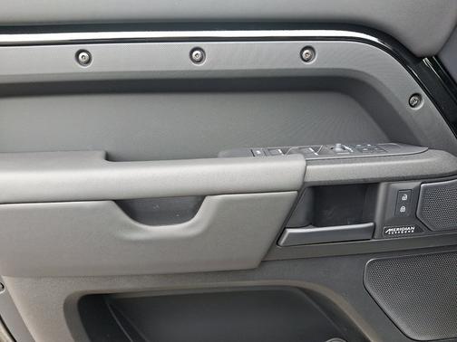 Charente Grey Premium Metallic - 1DN 2026 Land Rover Defender OCTA