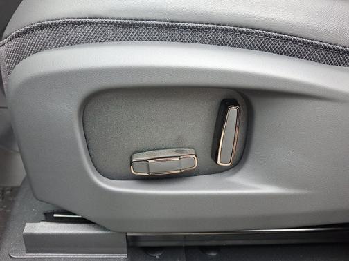 Charente Grey Premium Metallic - 1DN 2026 Land Rover Defender OCTA