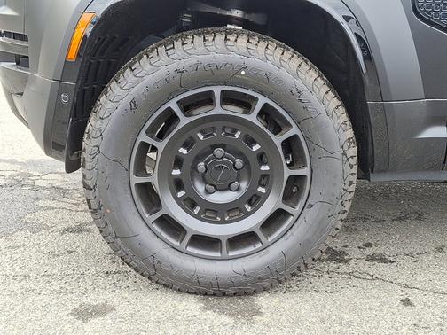 Charente Grey Premium Metallic - 1DN 2026 Land Rover Defender OCTA