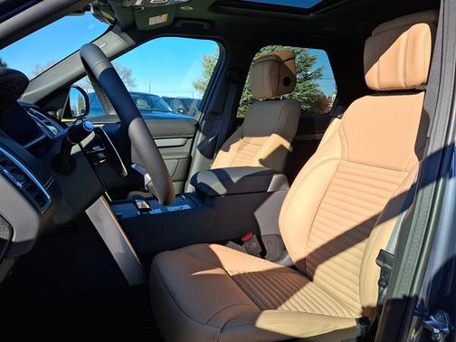 2026 Land Rover Discovery Tempest Edition