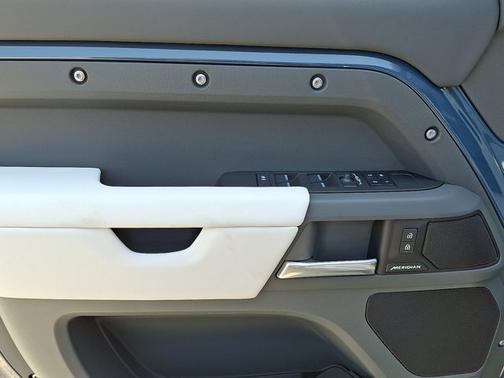 2025 Land Rover Defender S