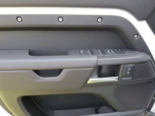 2025 Land Rover Defender X-Dynamic SE