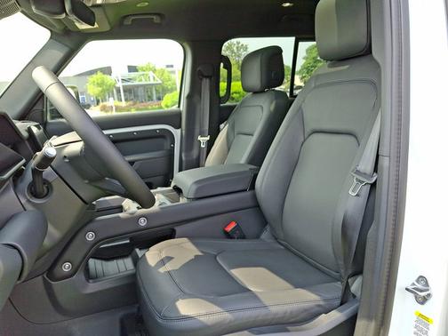 2025 Land Rover Defender X-Dynamic SE