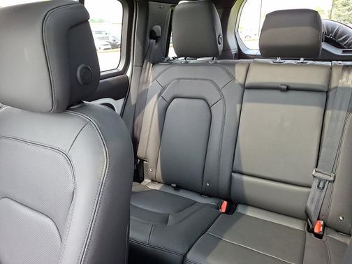 2025 Land Rover Defender X-Dynamic SE