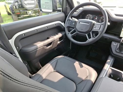 2025 Land Rover Defender X-Dynamic SE