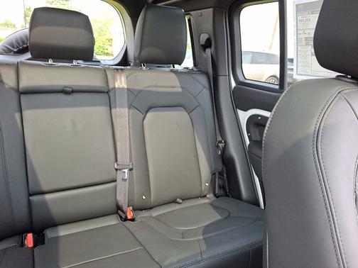 2025 Land Rover Defender X-Dynamic SE