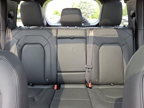 2025 Land Rover Defender X-Dynamic SE