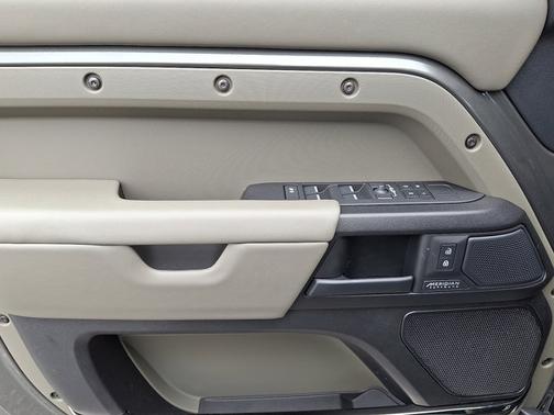 2025 Land Rover Defender OCTA