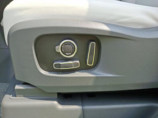2025 Land Rover Defender S