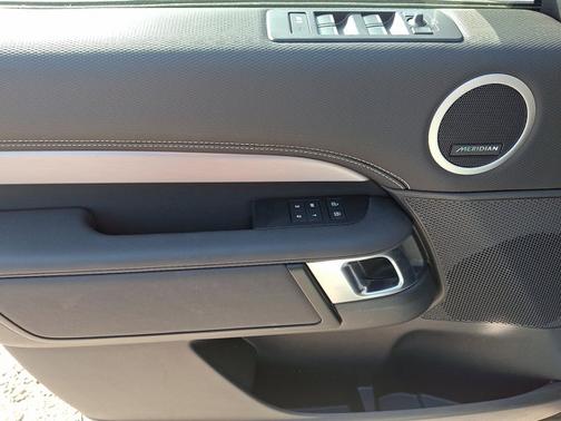 Fuji White - 1AA 2025 Land Rover Discovery Dynamic SE