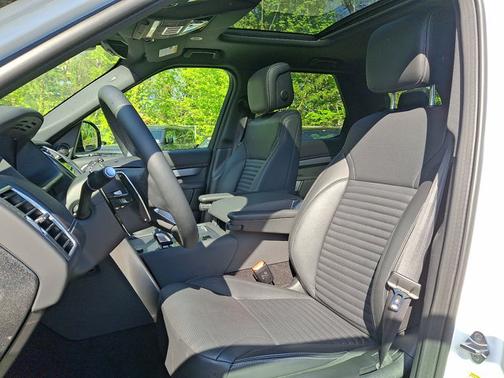 Fuji White - 1AA 2025 Land Rover Discovery Dynamic SE