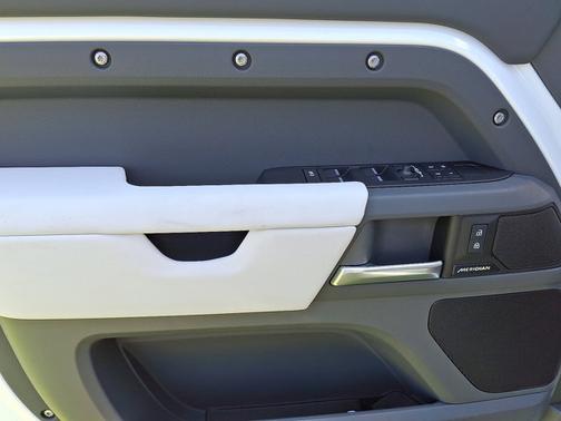 2025 Land Rover Defender S