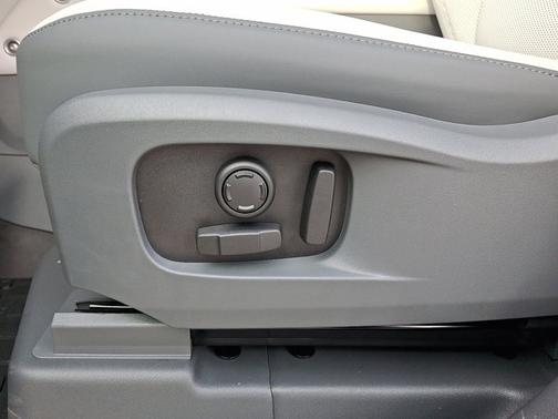 2026 Land Rover Defender X-Dynamic SE