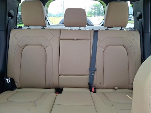 2025 Land Rover Defender X-Dynamic SE