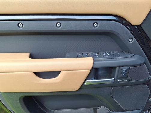 2025 Land Rover Defender X-Dynamic SE