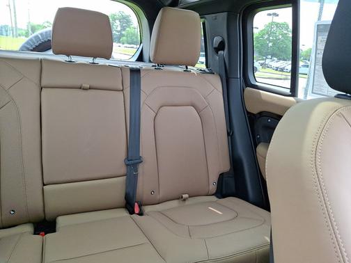 2025 Land Rover Defender X-Dynamic SE