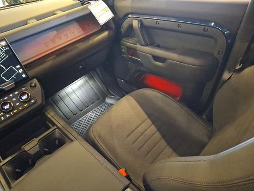 2026 Land Rover Defender OCTA
