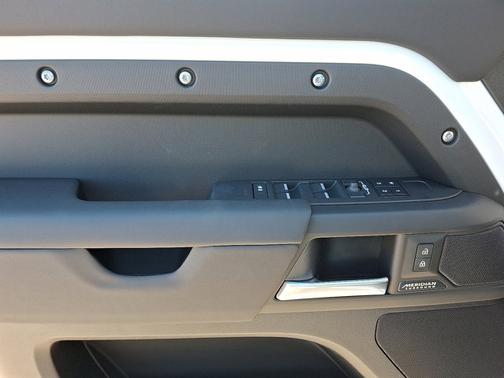 2026 Land Rover Defender X-Dynamic SE