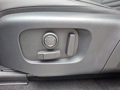 Varesine Blue Metallic - 1EH 2026 Land Rover Discovery Sport Landmark