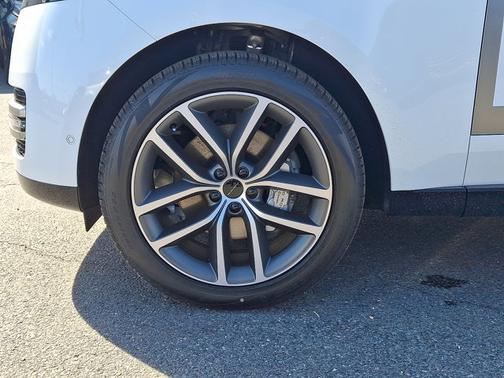 Fuji White - 1AA 2026 Land Rover Range Rover SE