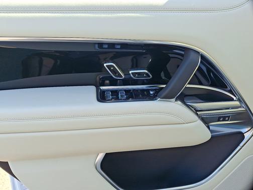 Fuji White - 1AA 2026 Land Rover Range Rover SE