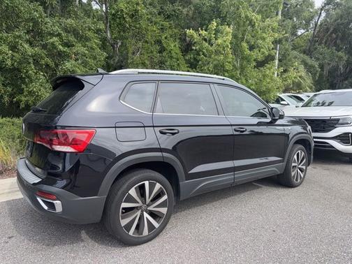 Deep Black Pearl Effect 2024 Volkswagen Taos 1.5T SE