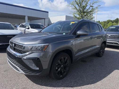 Platinum Gray Metallic 2024 Volkswagen Taos 1.5T SE