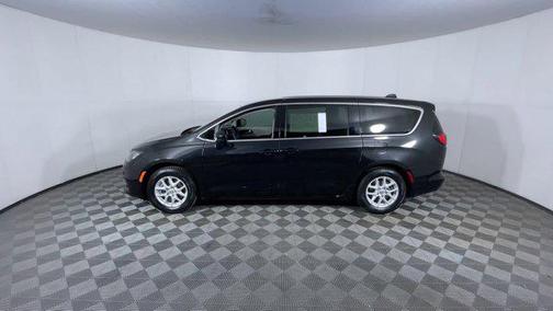 Brilliant Black Crystal Pearlcoat 2017 Chrysler Pacifica Touring